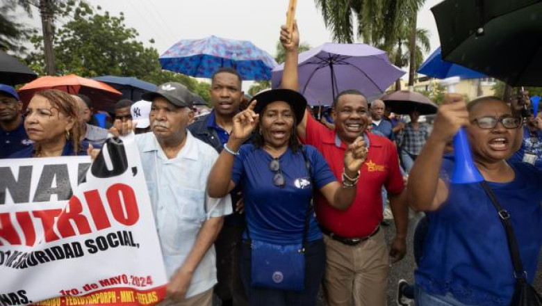 Miles de profesores vuelven a protestar en Santo Domingo para exigir un aumento salarial